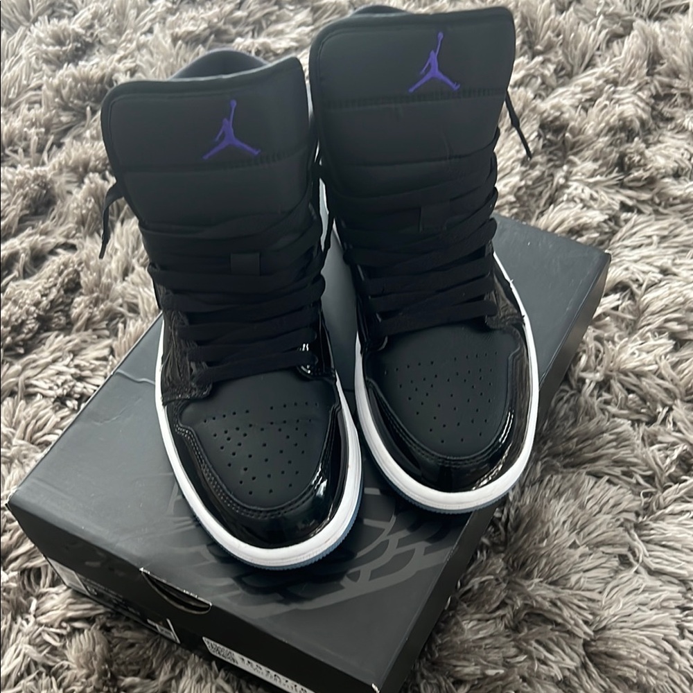 Jordan Men's Black and Purple Sneakers